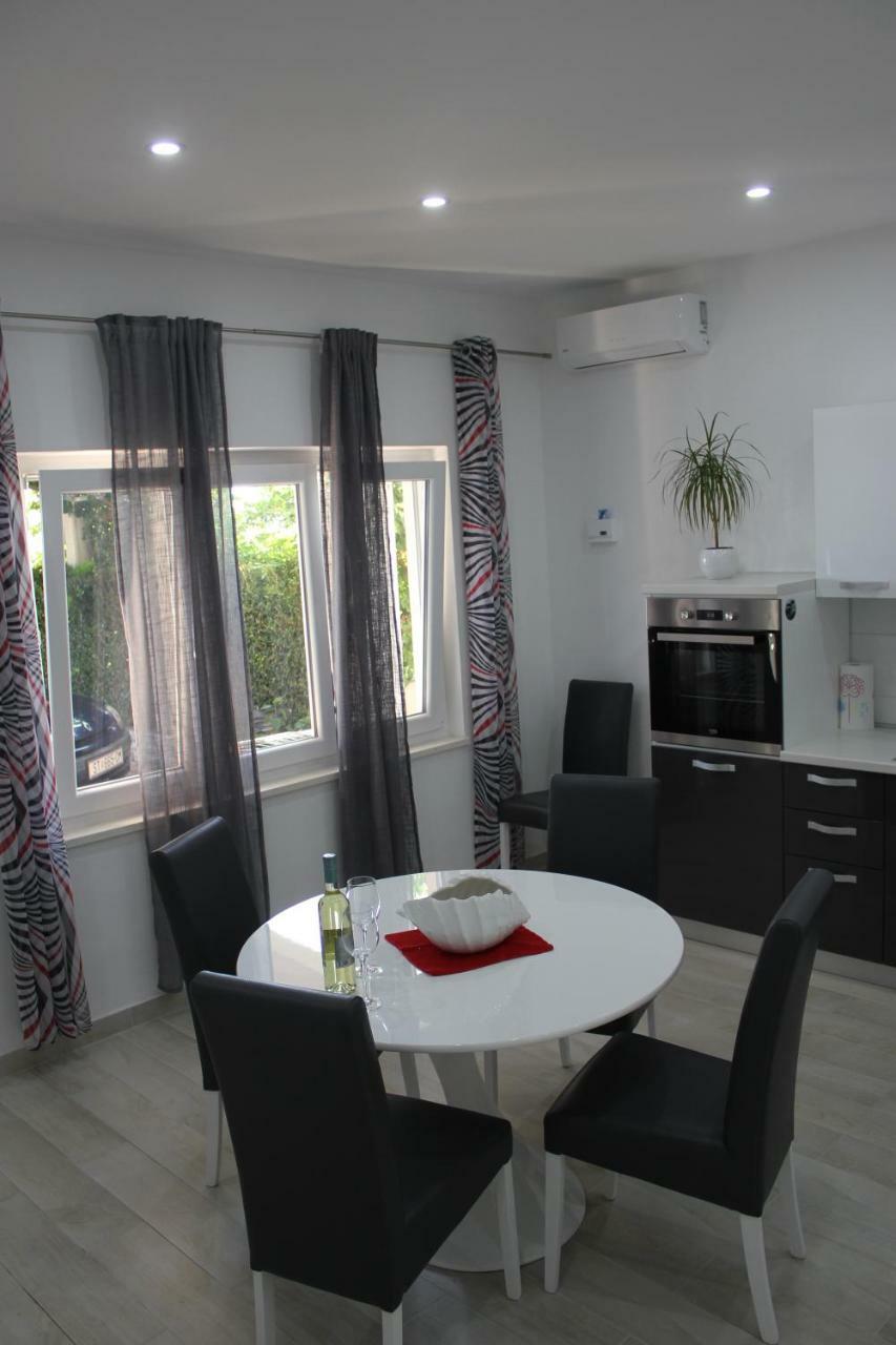 Omis Apartmani Mouse Buitenkant foto
